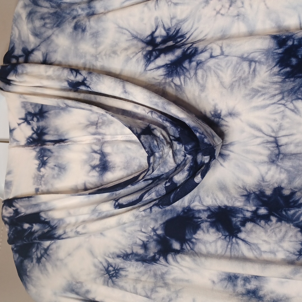TORRID Blue & White Tie Dye V- Neck Hoodie for women. Size 1X - Picture 7 of 13